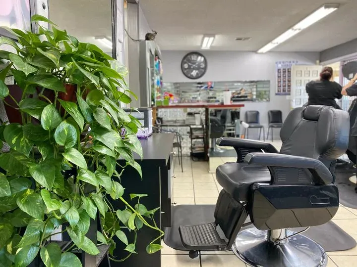 https://cdn.salonspotlight.com/photos/vy99UWDo9GgZAx93qz9G/53c8db63-a5c1-459b-bf74-63dd5dac5014_720x720