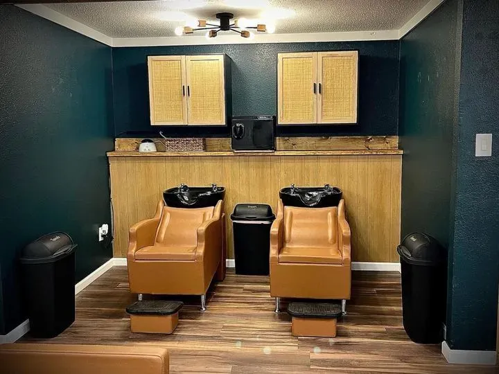 https://cdn.salonspotlight.com/photos/vyvN5AMlQfOdlE9jjPQN/a1fa3cac-f583-4685-a9e0-ff0791759e04_720x720