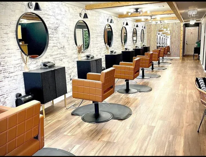 https://cdn.salonspotlight.com/photos/vyvN5AMlQfOdlE9jjPQN/fe94a5f5-5151-480a-a6c8-9d3664dd2f53_720x720