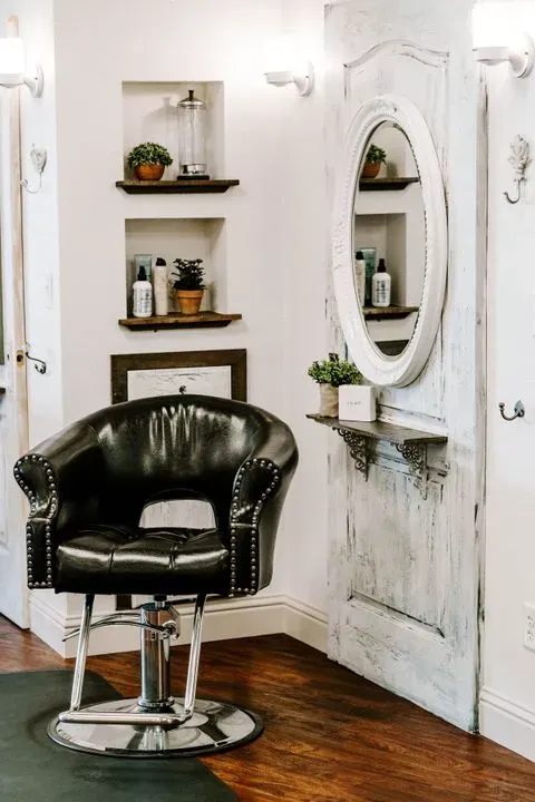 https://cdn.salonspotlight.com/photos/vz007dmvWa62DTZjVZTd/acf4d692-2ebc-4ed8-8516-e05f176d8f70_720x720