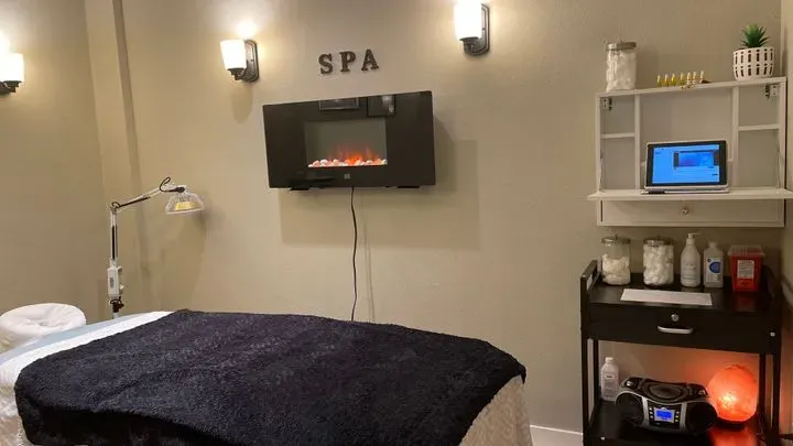 https://cdn.salonspotlight.com/photos/vzLG3gYmquzeEEP7paO7/24aab1da-dd66-469a-b639-91416bb56142_720x720