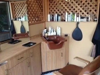 https://cdn.salonspotlight.com/photos/w1Pc2FI9hhbjSh8p18BY/21a1a5ff-e82c-4c7a-af3f-ac15c728b21e_720x720
