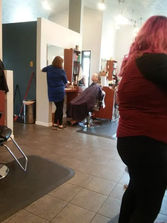 https://cdn.salonspotlight.com/photos/w2J3CZxcUqV3cEpYArc9/4b2e6da7-69ad-4f49-b424-1a98c4fd65c2_720x720