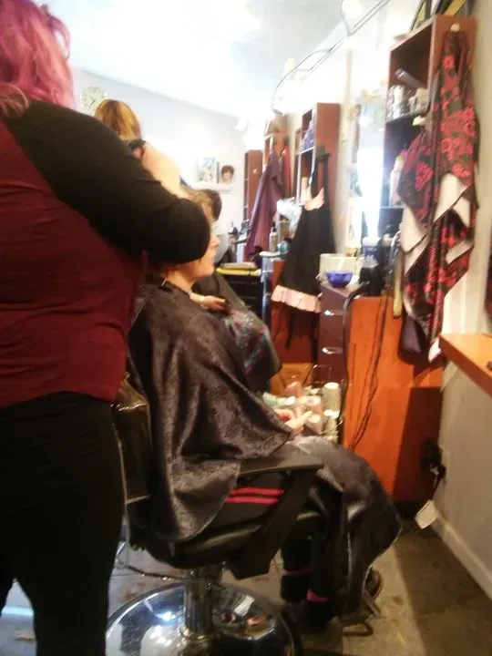 https://cdn.salonspotlight.com/photos/w2J3CZxcUqV3cEpYArc9/98fd875f-7dc2-4667-94bd-768fd244a3dd_720x720