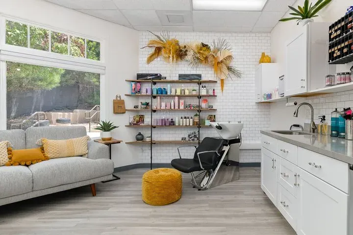 https://cdn.salonspotlight.com/photos/w2kwiay0nXa9CdjlzAat/d3a4d2ef-7e47-41ea-a840-a1f76e96791f_720x720