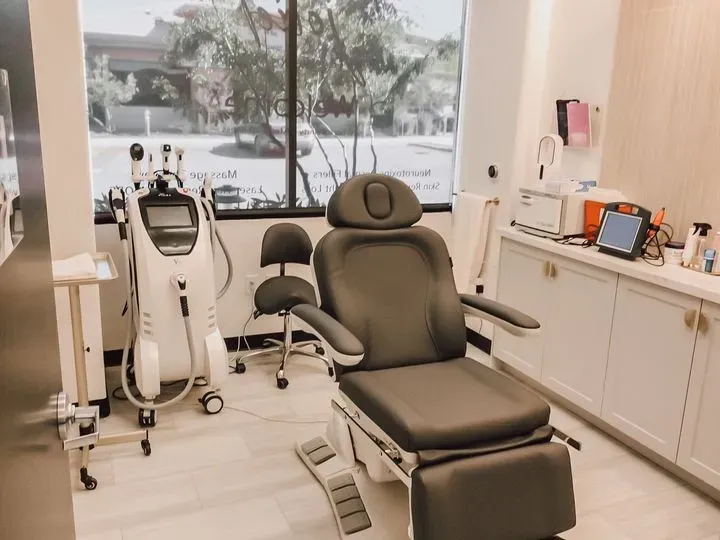 https://cdn.salonspotlight.com/photos/w5AAS79Xuu6j2AL5NTu1/af7b90ea-dd7d-477d-bf02-e6d66b2617cf_720x720