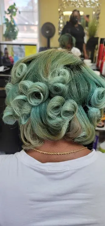 https://cdn.salonspotlight.com/photos/w5DIhByWEkwGqwIGaaDL/19a6aea7-5fe3-4b3d-a4c1-1653041383fa_720x720