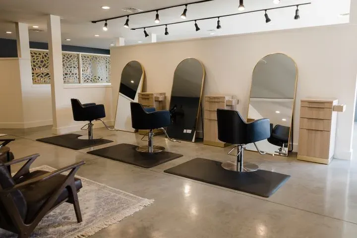 https://cdn.salonspotlight.com/photos/w5Jv25878VP5nEek5Rn1/b76d8b2c-48f9-4e1e-a71d-64ab4ab5668a_720x720