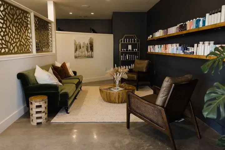 https://cdn.salonspotlight.com/photos/w5Jv25878VP5nEek5Rn1/fe171764-2af6-497d-98bf-edd4a03af5f3_720x720