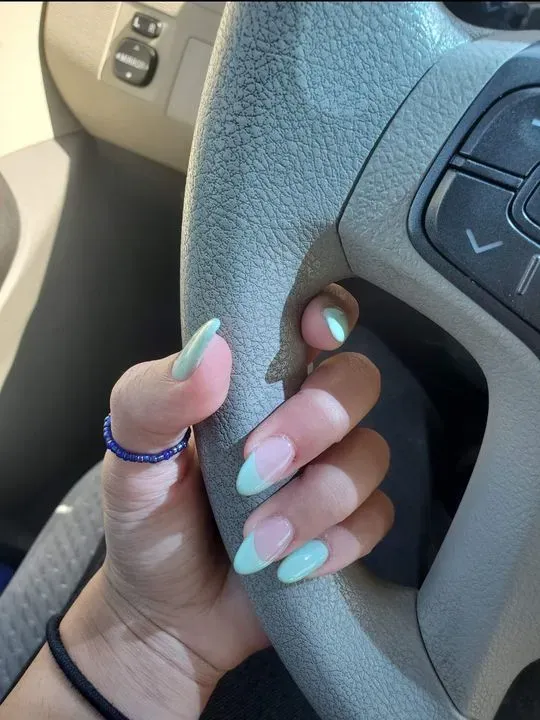 https://cdn.salonspotlight.com/photos/w7BBY1l07e00ShrHpKB2/37427628-b1a5-404e-8685-de9c078f8517_720x720