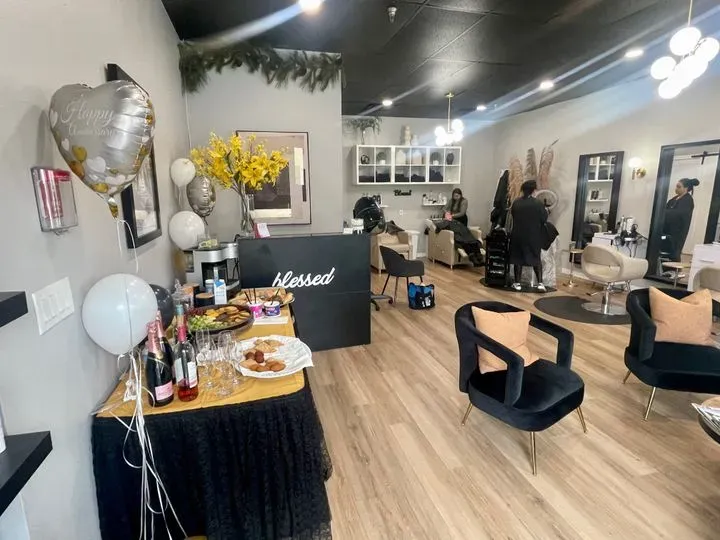 https://cdn.salonspotlight.com/photos/w8Q3yQpREQfZzoHIn0AV/345afef0-53d3-4790-8c2a-c607a67b48c6_720x720