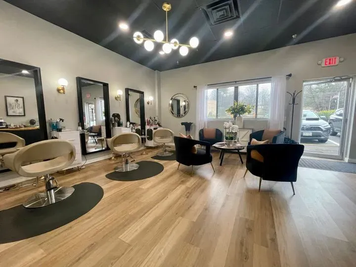https://cdn.salonspotlight.com/photos/w8Q3yQpREQfZzoHIn0AV/41905496-f554-48e8-8d75-9ca4ba4abad8_720x720