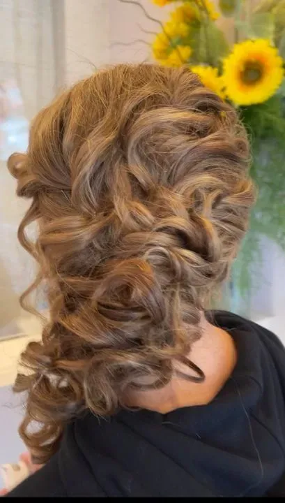 https://cdn.salonspotlight.com/photos/w8Q3yQpREQfZzoHIn0AV/96b89781-9c64-48e3-b603-9dd9eeaa081c_720x720