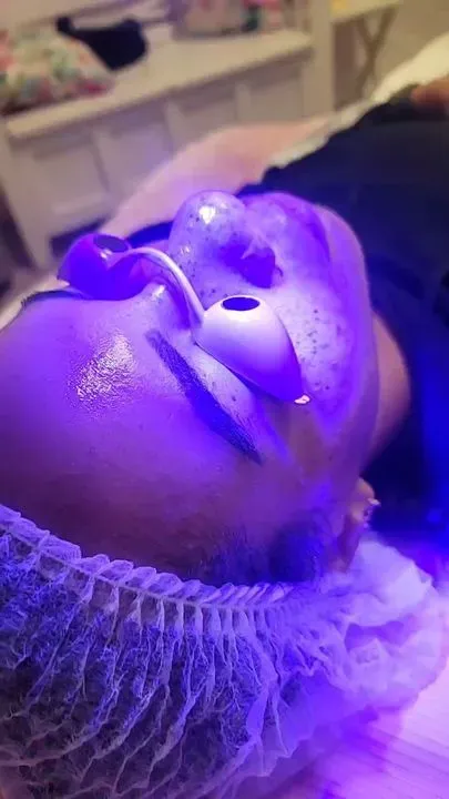 https://cdn.salonspotlight.com/photos/wA1EG75LVaHixkpzHIlI/3a5bc402-4a42-4d0e-a802-fb97ed6ef3d3_720x720