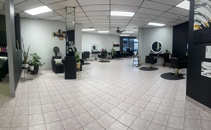https://cdn.salonspotlight.com/photos/wBy57Khc1ekeN2Y0EuZI/73ce8822-71cf-4aa5-80b0-4096fcbec328_720x720