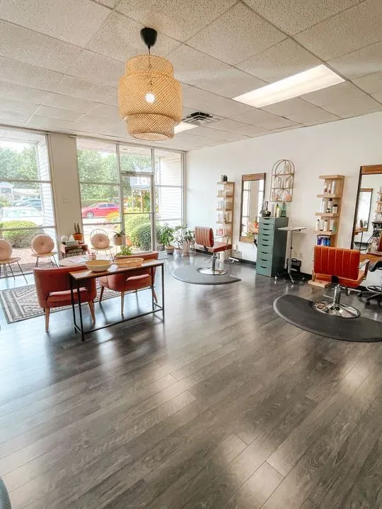 https://cdn.salonspotlight.com/photos/wCSRthNHDhAKiJ0iHZHd/3a6d5984-9a29-45d6-8f90-9247ced2b4f5_720x720