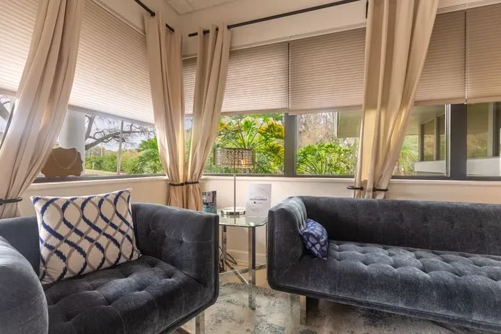 https://cdn.salonspotlight.com/photos/wCjkDdphrPohhOtUeQNO/daadcebf-9e22-41d5-bd9f-5bb66307b388_720x720