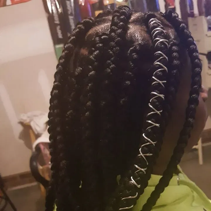 https://cdn.salonspotlight.com/photos/wGuaWekIVdIHEx0Xh7HF/1e27b3e7-a6b3-4c4f-8f6a-b18f856d995a_720x720