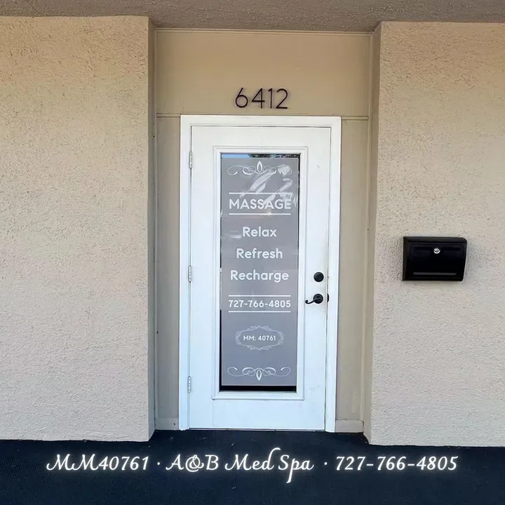 https://cdn.salonspotlight.com/photos/wJpfbt8urpJsx4nuTL0I/9a8ce902-019c-4bed-838e-c9daf8a11c52_720x720