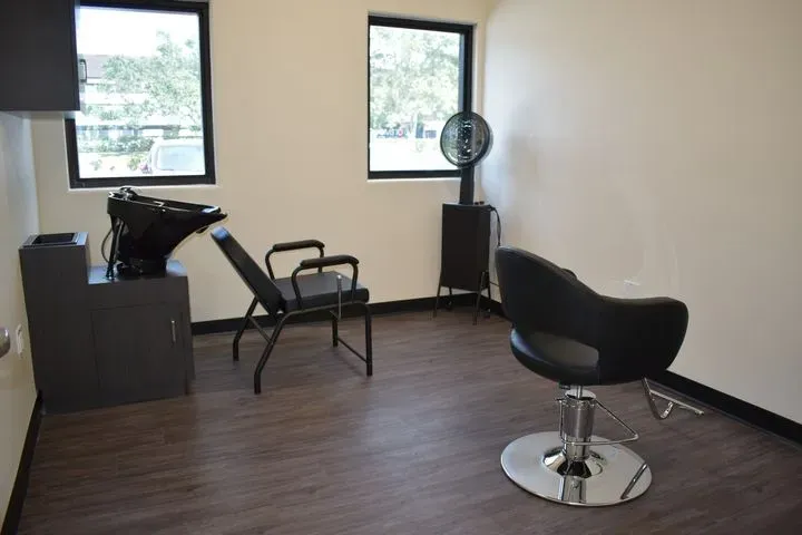 https://cdn.salonspotlight.com/photos/wKaWXv3zPPJw4nlpSpZA/1726a595-1e48-4ba0-ae74-087a729078c4_720x720