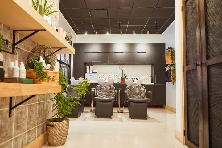 https://cdn.salonspotlight.com/photos/wLVa5HefdgZWnfGHXzLQ/03966f31-0901-4688-859a-6919169ed35a_720x720