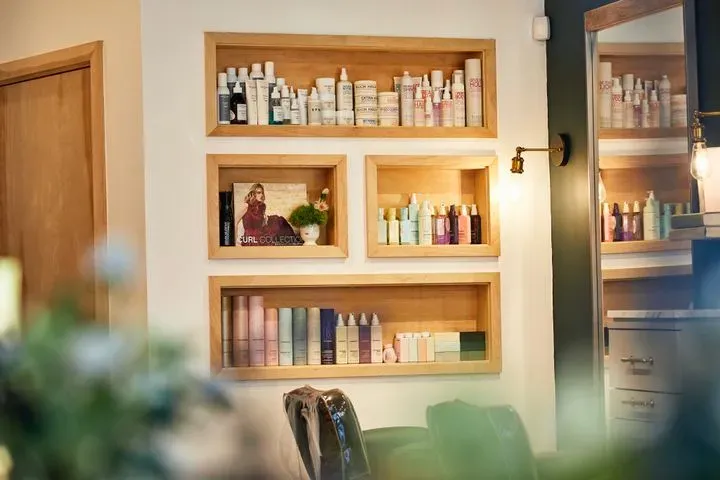 https://cdn.salonspotlight.com/photos/wLVa5HefdgZWnfGHXzLQ/23b810a8-2bc5-4335-ba86-264b992fcc5e_720x720