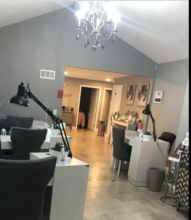 https://cdn.salonspotlight.com/photos/wLxRLITDTsjn8UYXQcha/0bbfd014-5acb-4092-a2d1-7e71b89ca90d_720x720