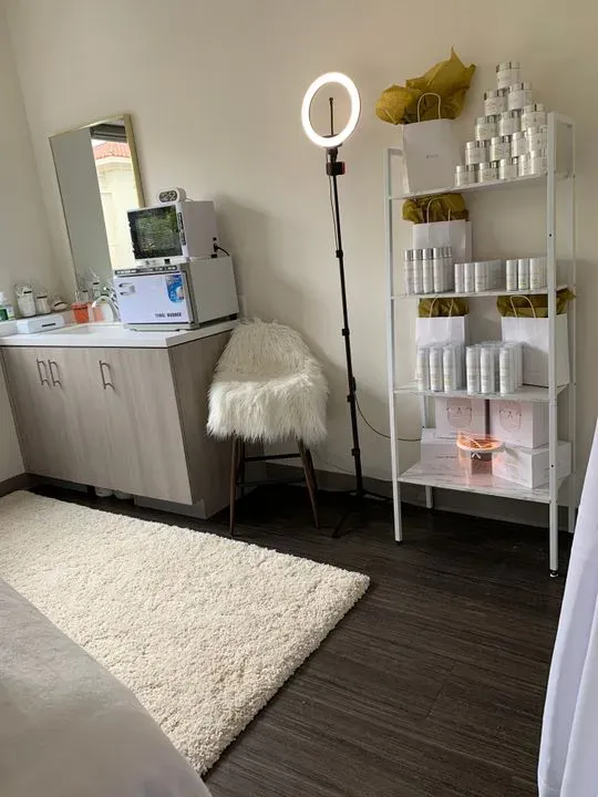 https://cdn.salonspotlight.com/photos/wMjkenh11HKAO59vNxNT/21ab48c4-86f0-43d2-a498-70c51e6e19c2_720x720