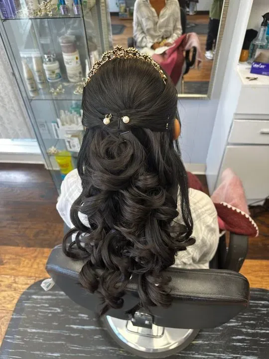 https://cdn.salonspotlight.com/photos/wMmL1aYgcbeC1rbTLO9I/651f823a-0da9-4e85-a147-e443836c5c71_720x720