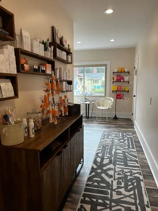 https://cdn.salonspotlight.com/photos/wMtV42qqXQ3j72NJOTvZ/9a783c82-a19a-4645-9952-e37ec6d35e64_720x720