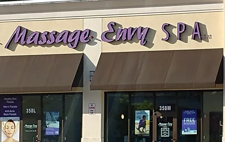 https://cdn.salonspotlight.com/photos/wMtZuXRGueGEf4Fsejw9/a30054d1-9a36-4587-8c55-90ef26c22c7a_720x720