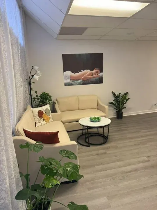 https://cdn.salonspotlight.com/photos/wNUF1WsiT6Skq68XYMup/ede45b30-3b6d-463a-8a60-c488de6cd587_720x720