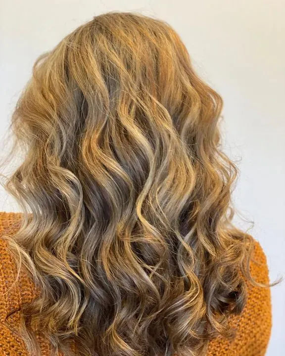 https://cdn.salonspotlight.com/photos/wNpLpYvJnemA1P8ph5Qe/69dacf50-9b63-426e-b719-3c4c8783895d_720x720