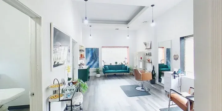 https://cdn.salonspotlight.com/photos/wNtsvRVbmoM7xY9zAlWs/72a16f5d-b26a-4326-bcfb-42120fa5fa99_720x720