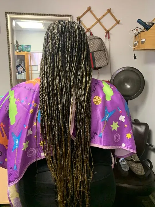 https://cdn.salonspotlight.com/photos/wOvYjQL5hbOHaA0z8qUr/38a16f9a-c4dd-4b7c-a794-6e27c5fc111b_720x720