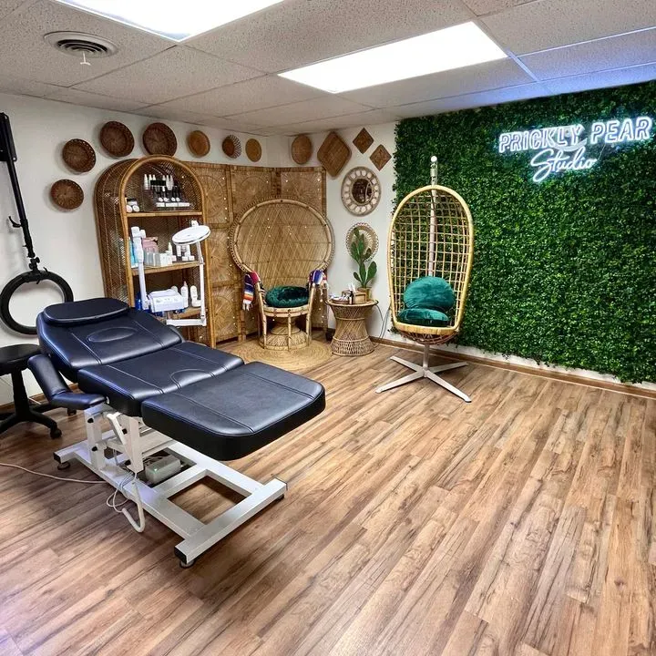 https://cdn.salonspotlight.com/photos/wVfuPJwuniZjPrBeDacc/1c866072-8191-4d71-b4f4-f7f809a413ea_720x720