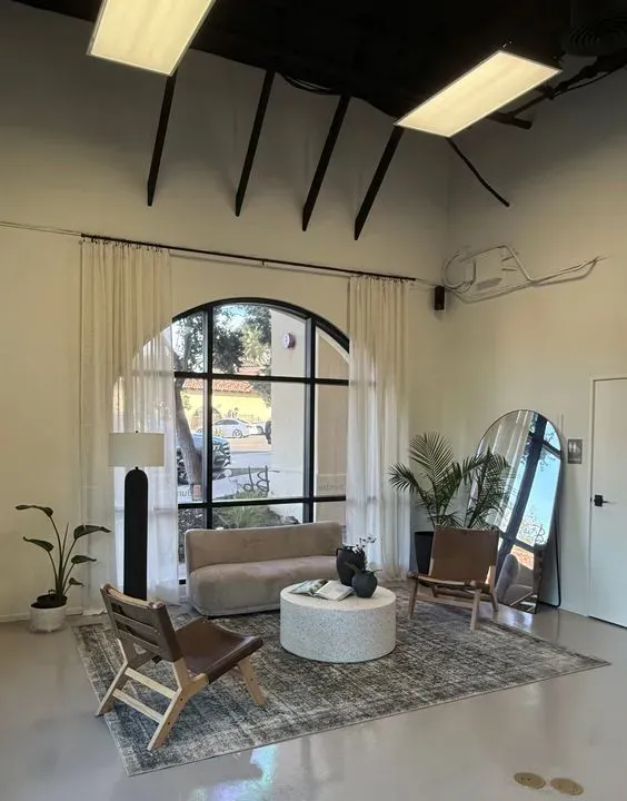 https://cdn.salonspotlight.com/photos/wVz9VDq76QlYOfrXcPr9/33e4b458-eca7-4a3f-903f-d4748742ef78_720x720