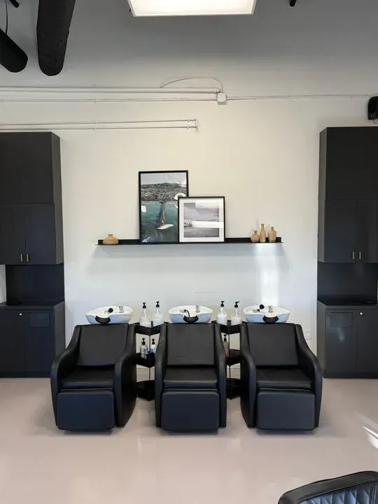 https://cdn.salonspotlight.com/photos/wVz9VDq76QlYOfrXcPr9/bd99a3b7-5e78-4785-b937-528af78e8c80_720x720