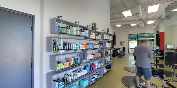 https://cdn.salonspotlight.com/photos/wVz9VDq76QlYOfrXcPr9/fb5c14b5-3916-4acb-8e1a-9276d883f3eb_720x720