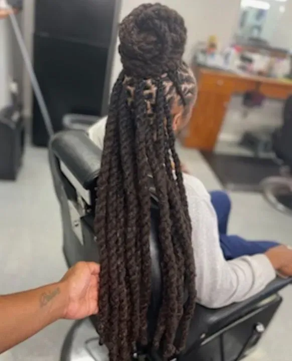 https://cdn.salonspotlight.com/photos/wW4QtzpQftlABQoTgyWb/8bc3b34b-3697-4db2-ad1c-17b369758d35_720x720