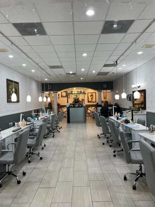 https://cdn.salonspotlight.com/photos/wZStmrPLmehbwjB0fZ3L/7ca3e9ef-6c31-49b1-bedc-6388f944901d_720x720