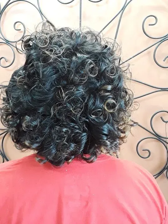https://cdn.salonspotlight.com/photos/waPYmhVlu8uWgrYf332l/a10099e0-0251-4e78-910a-35f4e9b08d9d_720x720