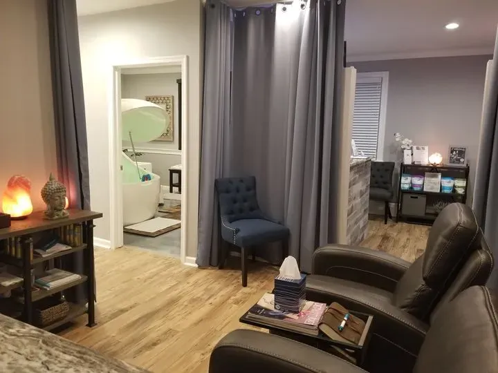 https://cdn.salonspotlight.com/photos/wfKMcCQyjK1UKnv5iPM7/3161dd5a-0dbb-4bc8-9bd7-1e6fa087bacb_720x720