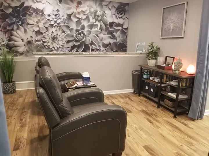 https://cdn.salonspotlight.com/photos/wfKMcCQyjK1UKnv5iPM7/990a9a21-4392-4b79-b78e-0e30a94d163c_720x720