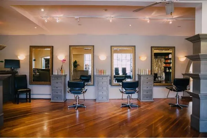https://cdn.salonspotlight.com/photos/wflfnDzLvszIEOfh6T4R/d2a052b5-e1c3-4a72-a83b-b1c807432afc_720x720