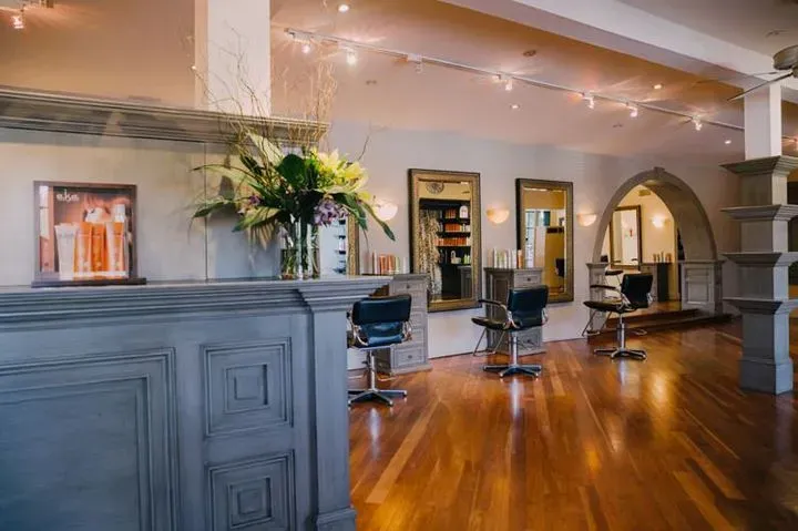 https://cdn.salonspotlight.com/photos/wflfnDzLvszIEOfh6T4R/da11b218-3038-45e4-8075-bdd866986b93_720x720