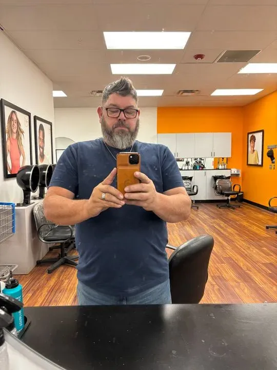 https://cdn.salonspotlight.com/photos/whU2wV3yEMJmACfWMdF2/bb4d3cae-c468-4a01-82b1-59239adf3470_720x720