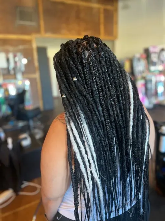 https://cdn.salonspotlight.com/photos/wlaoFWEmYnV3ojhrvzHu/b1f5deaa-e83b-4e22-9ad2-d9c503daca5b_720x720