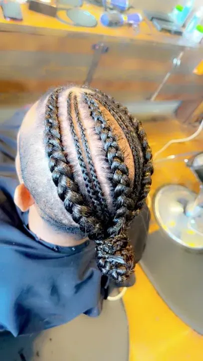 https://cdn.salonspotlight.com/photos/wlaoFWEmYnV3ojhrvzHu/da611ee2-2bd4-44f7-91fc-28f6fe1e6f99_720x720