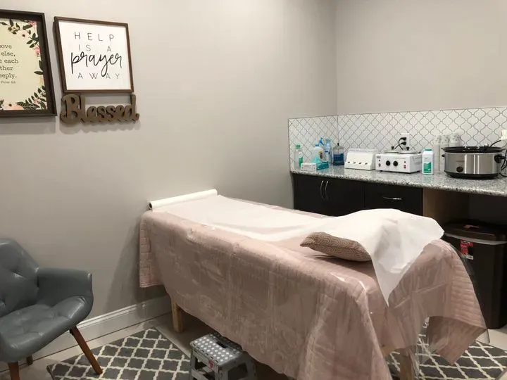https://cdn.salonspotlight.com/photos/wmjN5BJdnFCfVgInYRni/f1c2e408-00ad-485c-b8a4-5d3e4a4ac806_720x720